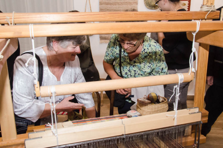 Cegléd bemutatkozik. Ceglédi képzőművészek és kézművesek kiállítása