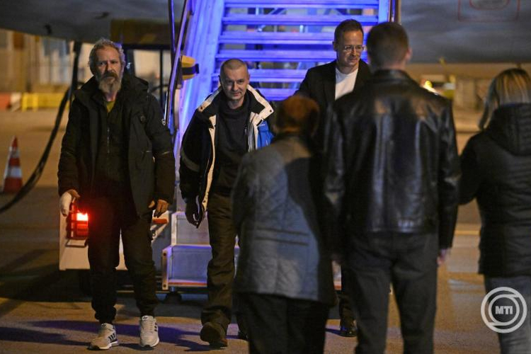 Szijjártó Péter két ukrajnai magyar hadifogollyal tért haza Putyintól